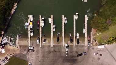 Miami FL 'de bir tekne kalkış rampasının üzerinden havadan iniş.