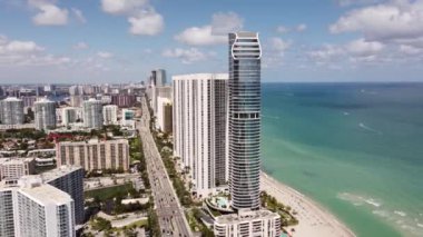 Ritz Carlton 'ın Sunny Isles Sahili yakınlarda tamamlanmış hava görüntüleri.