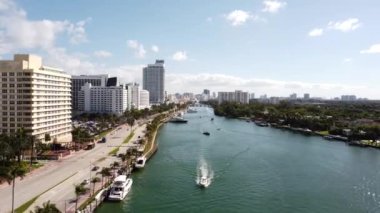 Miami Plajı 'nın ılık suları Sunny Isles Beach FL USA