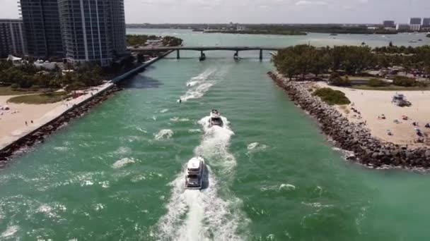 Golvende Boten Passeren Onder Inlaat Miami Beach Beeldmateriaal — Stockvideo