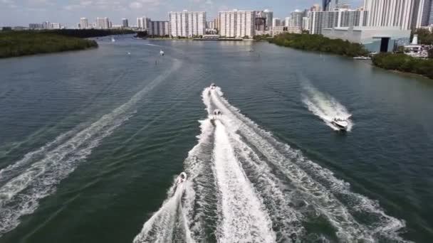 Velocidade Barco Velório Água Tiro Com Drone Aéreo — Vídeo de Stock