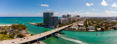 Miami Plajı Haulover Bal Limanı Köprüsü 'nün üzerindeki hava manzarası.