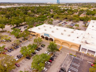 Ross, Hollywood FL ABD 'de daha az mağaza için giyiniyor.