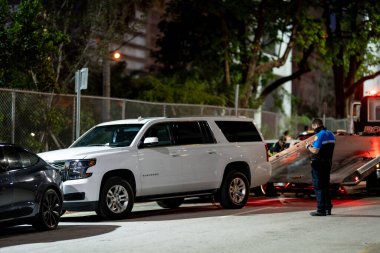 Miami, FL, ABD - 13 Mart 2021: Chevy Suburban 'ı denetleyen polis memuru