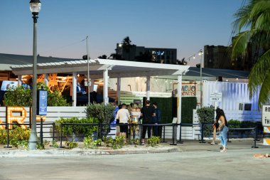 Miami, FL, ABD - 13 Mart 2021 Nehir kıyısında bir sosyal kulüp
