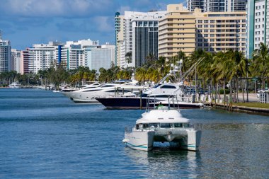 Miami Beach, FL, ABD - 13 Mart 2021: Miami Beach 'te Katamaran tarzı tekne