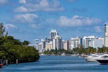 Indian Creek Miami Beach FL 'deki Miami Plajı manzaralı.