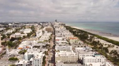 Collins Bulvarı üzerinde uçan Miami Plajı.