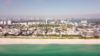 Miami Sahili 'nin yanından yan hava manzaralı uçuş