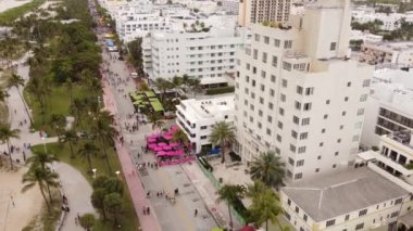 Ocean Drive Miami Plajı 'nda toplanan hava çekimi kalabalığı