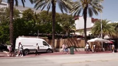 Miami Beach, FL, ABD - 21 Mart 2021 Miami Beach Collins Bulvarı 'ndaki insanları yürüten yan görüş