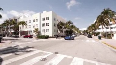 Miami Beach, FL, ABD - 21 Mart 2021 Corvette Miami Beach sokaklarında dolaşıyor