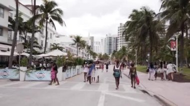 Miami Plajı, FL, ABD - 21 Mart 2021: Miami Plajı Turizmi 2021 4k