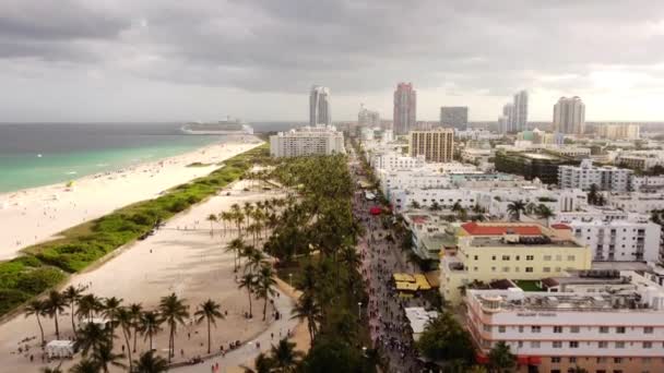 Statek Wycieczkowy Opuszcza Scenę Powietrzną Miami Beach — Wideo stockowe