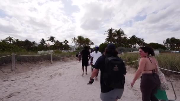 People Leaving Beach Spring Break Miami Usa — Stock Video