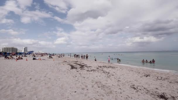 Panning Bahar Tatilinde Miami Plajı Nda Insanları Vurdu — Stok video