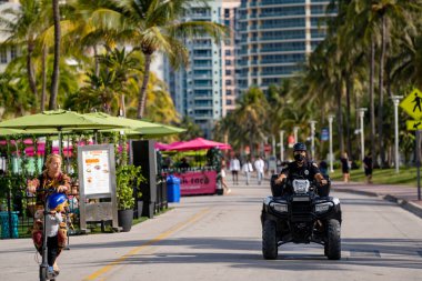 Polis Miami Plajı 2021 bahar tatilinde devriye geziyor.