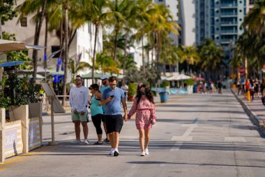 Miami Plajı Okyanusu Yolu 'nda el ele tutuşan çift