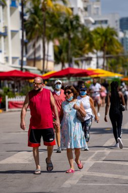 Miami Beach 2021 bahar tatilinde el ele tutuşan olgun bir çift.