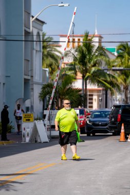 Miami Plajı iyi niyet elçisi sokaklarda dolaşıp turistlere sorular ve talimatlarla yardım ediyor.