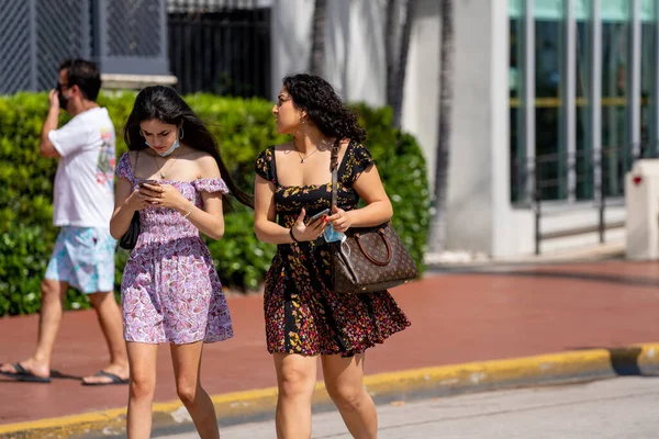 2021 bahar tatilinde Miami Plajı 'nda yürüyen çekici genç bir kadın.