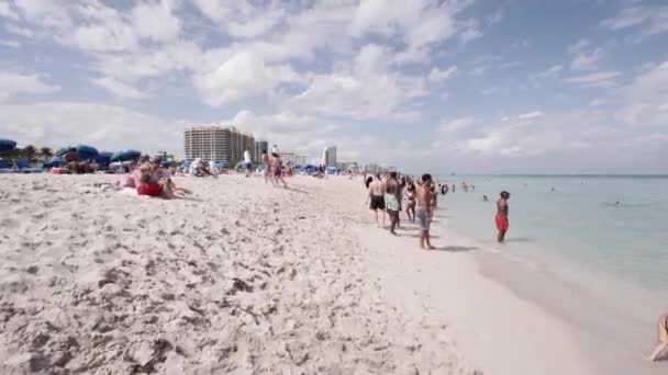 Miami Sahili Boyunca Yürüyorum Bahar Tatili Videosu — Stok video
