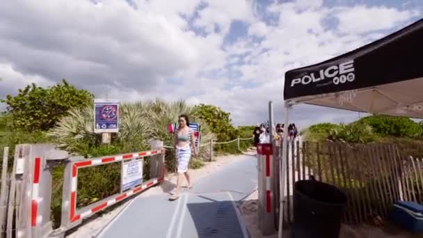 Miami Sahili Varış 2021 Bahar Tatili Kumsalında Yürüyüş — Stok video