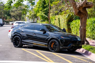 Siyah 2021 Lamborghini Urus ön yolcu görüntüsü