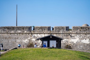 Castillo De San Marcos Ulusal Anıtı St Augustine FL ABD 'deki turistler