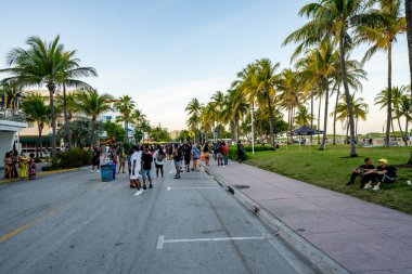 Miami Beach, FL, ABD - 26 Mart 2021: Polisin sokağa çıkma yasağı yaklaşırken Miami Beach 'te bahar tatili kalabalığı. Ocean Drive ve Lummus Park alanları