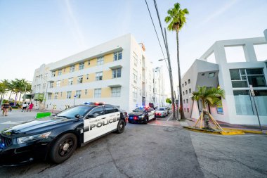 Miami Beach, FL, ABD - 26 Mart 2021: Polisin sokağa çıkma yasağı yaklaşırken Miami Beach 'te bahar tatili kalabalığı. Ocean Drive ve Lummus Park alanları