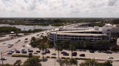 Jüpiter Florida 'daki Harbourside Place alışveriş merkezinin klibi.