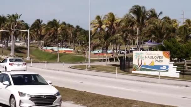 Üdvözöljük Haulover Park Feliratnál Miami Beach Stabilizált Mozgó Kamerával — Stock videók