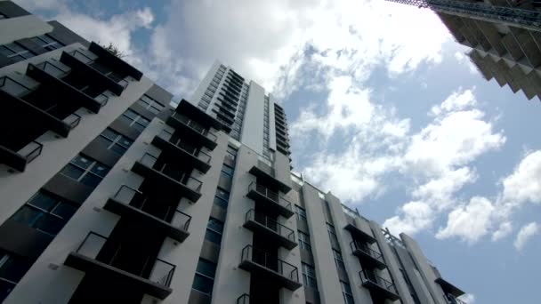 Highrise Apartman Épületek Városban — Stock videók
