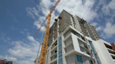 Hareket videosu, vinç 6k görüntülü yüksek kule inşaatı