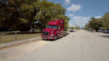 Volvo yarı kamyon taksisinin hareket videosu 6K ile kırmızıya boyanmış.