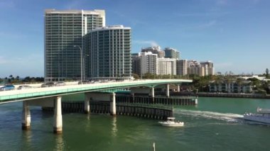 Havadan yükselen Miami Sahili Haulover Bal Limanı balıkçı teknesi geçiyor.