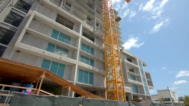 Motion Vídeo Highrise Construção Torre Com Guindaste Tiro — Vídeo de Stock