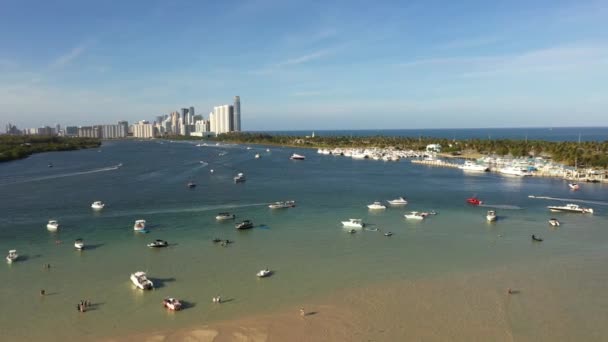 Aerial Pull Out Tiro Miami Beach Sandbar Com Barcos Turistas — Vídeo de Stock