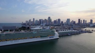 Miami Limanı 'ndaki 5 km hava sahasında seyir gemileri.