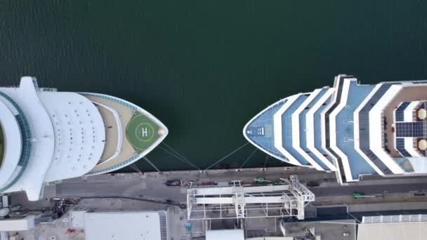 Imagens Aéreas Voando Sobre Navios Cruzeiro Direto Overhead Shot — Vídeo de Stock