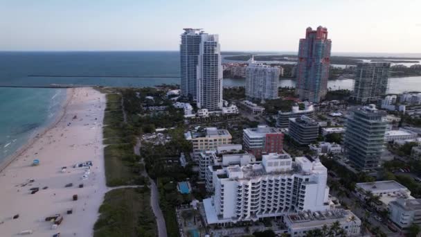 Aerial Turn Approach Beachfront Condos Hotels Miami Beach — Vídeo de stock