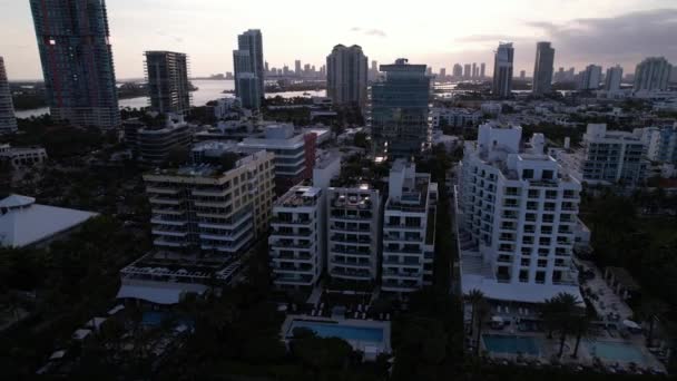 Antenn Dra Avslöja Miami Beach Strandnära Fastigheter — Stockvideo