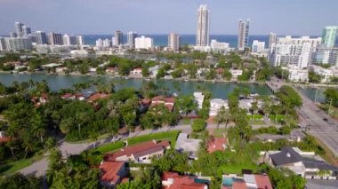 Miami lüks evleri ve Hint deresinin okyanus manzaralı 5.4 km 'lik havacılık videosu.
