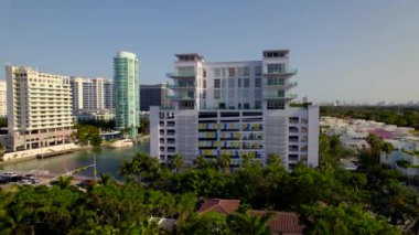 Allison Adası 'ndaki Aqua Condo. Mavic Air 2' deki 5k hava görüntüsü.