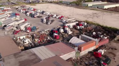 Miami FL 4k Hialeah Bahçeleri 'nde hava görüntüsü hurda kamyonu hurdalığı enkazı.