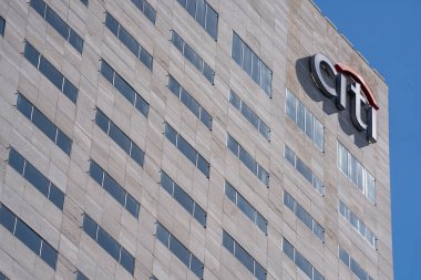 Pencereli bir binada Citi Bankası tabelası