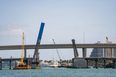 Miami limanı ve yat sahnesinde asma köprü kur