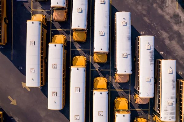 スクールバス完備の駐車場の空中写真 — ストック写真