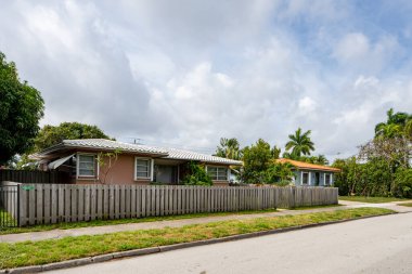 Hollywood Lakes Mahallesi 'nin Florida' daki tek kişilik aile evleri serisi.